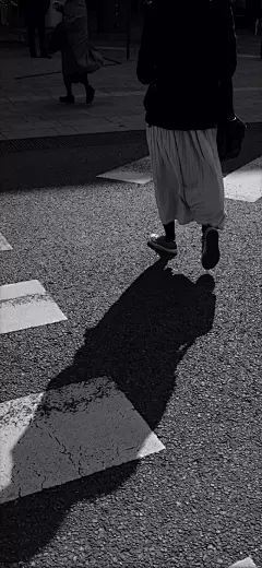 夏子衿/黑色系丧风格壁纸/孤独_明星美女手机壁纸_我要个性网