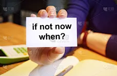 拿着名片的女商人。题词的内容关系到企业的经营理念和市场营销。