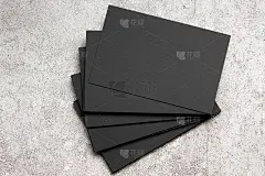 黑色名片空白，背景有纹理。身份设计，公司模板，公司风格。平躺