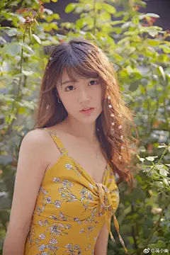 午后阳光暖暖地香，我透过指缝看阳光，才发现时间很瘦，不经意间会溜走。我不去追离开的，不等待承诺中会来的，只把握自己的现在。是谁说，等待会让日子变得幸福，骗人的，很多事情，是会在你满怀希望的等待中就渐渐错了位的……
一波新壁纸
你们最喜欢哪张？ ​​​​