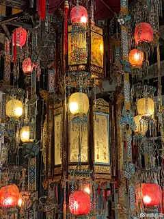 浙江东阳卢宅肃雍堂的百年堂灯亮灯了，太美了！！！！这件大珠灯高4.05米，直径2.10米，重127.5公斤，以前只能在古画里才能看到。实物能保存下来非常不容易。

每四年的元宵节左右才展出、亮灯一次，看到实物不容易。 ​​​​