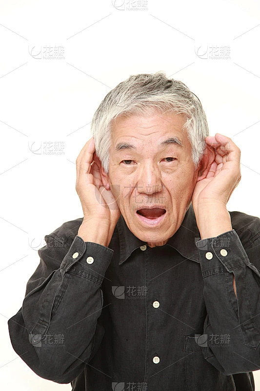 年长的日本人用手在耳朵后面仔细听着素材-花瓣网