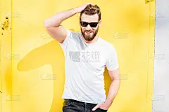 黄色背景上的男人肖像