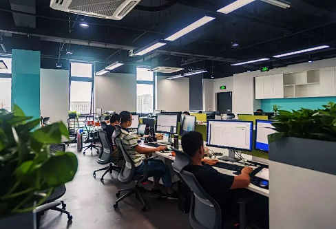 普通办公室图片有人的_360问答