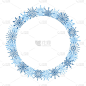 美丽的冬天季节，圣诞节，新年圆圆的框架，花环用手绘的蓝色雪花孤立在白色的背景上。冬季节日设计模板与空
