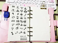 怎么就突然辣么喜欢万年历自创个五颗星运势“”简笔画也画着开心～「日本无条件投降日」哦耶！❤️#简笔画##手绘##手帐##黑白#