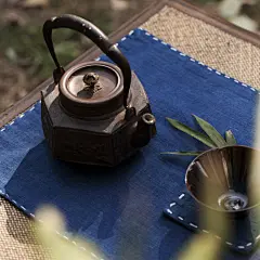 茶叶因为沉浮才释放了本身深蕴的清香，而生命，也只有遭遇一次次挫折和坎坷，才会激发出人生那脉脉幽香。