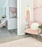 生活在华盛顿的室内设计师 Jen Farr 钟爱柔和的粉色，她将淡粉与灰白等中间色相搭配，营造出温暖放松的家居氛围。 ​​​​小伙们们可以参考哦