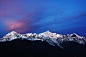 4.梅里：雪神的仪仗队(云南)
梅里雪山又称雪山太子，当地藏民视为“神山”，位于德钦县东北约10公里的横断山脉中段怒江与澜沧江之间，北连西藏阿冬格尼山，南与碧罗雪山相接，平均海拔在6000米以上的有13座山峰，称为“太子十三峰”，主峰卡格博峰海拔高达6740米，是云南的第一高峰。梅里雪山以其巍峨壮丽、神秘莫测而闻名于世，早在30年代美国学者就称赞卡格博峰是“世界最美之山”。

最佳旅游时间：观赏雪山最佳季节在1-5月