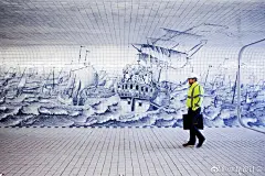 在荷兰阿姆斯特丹中央车站附近，一条连接着市区与 IJ 河水域的全新骑行和人行隧道刚刚开通，它叫做「Cuyperspassage」，整个项目由 benthem crouwel 工作室主导，10米宽、3米高的隧道以中间为界，通过不同高度、颜色和材质等区分，将行人与骑行者隔开。#求是爱设计# ​​​​