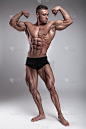 强壮的运动员显示身体和腹部肌肉