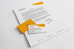 桌子上的资料与名片