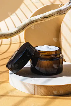 木制圆形底座上的面霜，米色背景。现代自然等距广告横幅