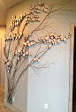 用野外捡来的树枝，和小圆木的切片，你就能把你家的墙壁装饰出非凡的现代艺术感。
