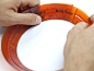 直径可调的圆形尺：Ring Ruler
你用什么工具来画圆？徒手？直尺？圆规？或者，桌子上一个圆形的药瓶？——这些方法都各有优劣，但除非你能选择第一种方法，随心所欲地大笔一挥就是一个特定直径的标准圆，那么这些方法都稍显麻烦。所以，设计师们带来的这款直径可调的圆形尺（Ring Ruler），就显示得十足牛逼了：

来自美国迈阿密一帮哥们的创意，这款尺子有着超级独特的造型——是环状的，而且柔软又有一定的韧性，使用的时候，将两头扣在一起就能变成一个圆，而尺子上仍然会有刻度，那是周长和对应的直径，将搭扣放在