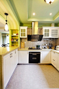 在搭配上，选择一款白色的整体厨柜，清新的色彩运用不仅提升了厨房空间的质感，也能使人更从容、更有条理。