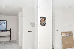 石膏在新建的独立式房屋的墙壁和天花板上新铺的石膏