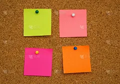 软木板上的彩色纸条