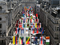 2012年6月15日，悬挂在伦敦市中心的摄政街上的各奥运参赛国国旗迎风飘扬。