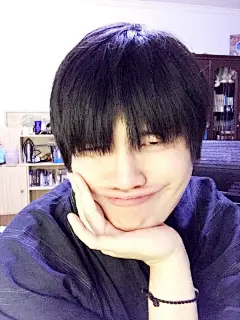 好吧不骗你们了～发一组表情包以及放一张正常照以免你们忘了我长什么样子～