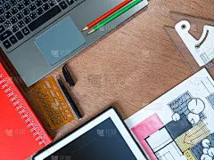 俯视图的建筑手绘草图，笔记本电脑在创造性的工作空间