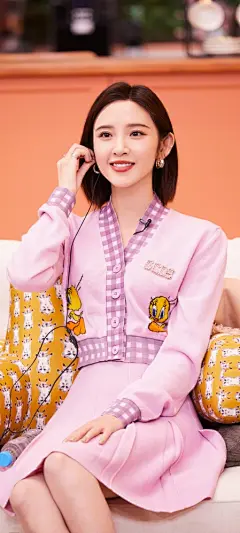 唐艺昕粉色裙子高颜值美女手机壁纸