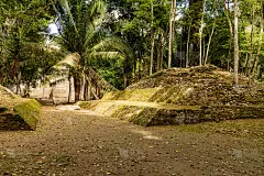 一个球场的视图，在那里玛雅人玩玛雅球类运动。