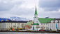 雷克雅未克自由教堂
绿色尖顶教堂

雷克雅未克自由教堂位于特约宁湖边，是一座绿色尖顶教堂，颜色温和，之所以称为自由教堂，是因为它切断了与政府的关系，不接受政府的资助，教会的政策也不受政府所影响。这里还是音乐演出的场地，2013年的冰岛电波音乐节múm就在这里演出，在教堂里听音乐绝对是不俗的体验。