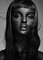                                     Duckie Thot，这是刚刚评论里问起来那位黑人模特的名字，17春夏出道。

很少很少能在黑人模特的脸上看到这样森林精灵般的五官，身材比例不用说了，手腕线轻松过裆还超了好多，眼神有时候挺楚楚可怜的，加上纯黑色皮肤，如果可以的话，我觉得她很适合演那种极具诱惑力看似无辜但却极其危险的角色blahbla ​​​​...展开全文c                            