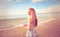娇羞可爱-高清晰站在沙滩旁法国金发美女壁纸封面大图