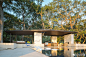 【今日家居】【老橡树与泳池亭子】 美国德州。 设计：Murray Legge Architecture。#设计秀# #家居设计# #环境与建筑# #树干与结构#@微博设计美学 ​​​​