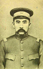 “辫帅”张勋（1854-1923），原名张和，字少轩、绍轩，号松寿老人，谥号忠武，江西省奉新县人。清末任云南、甘肃、江南提督；辛亥革命以后曾任江苏督军，长江巡阅使。1917年发动政变，企图恢复帝制，失败后蛰居津门。因所部定武军均留发辫，人称“辫帅”，北洋军阀，中国近代军事家。