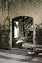 Six Gallery由Mauro Orlandelli设计，酒店位于米兰，坐落在一座古老的庭院中，拥有令人惊叹的热带植物和考究的内饰。设计师想创造一个其结果大于部分总和整体空间，作为SIX项目的一部分，整体空间包括六画廊，第六小酒馆和艾琳商店。 ​​​​