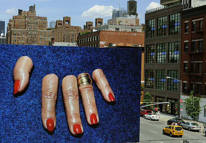 现代艺术：美国纽约，一块宽22.9米、高...