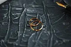 两个破碎的金婚戒指离婚判决书。离婚及分居概念