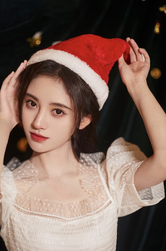 组图鞠婧祎戴鹿角头饰拍圣诞节写真身穿蕾丝纱裙上演锁骨杀12月24日