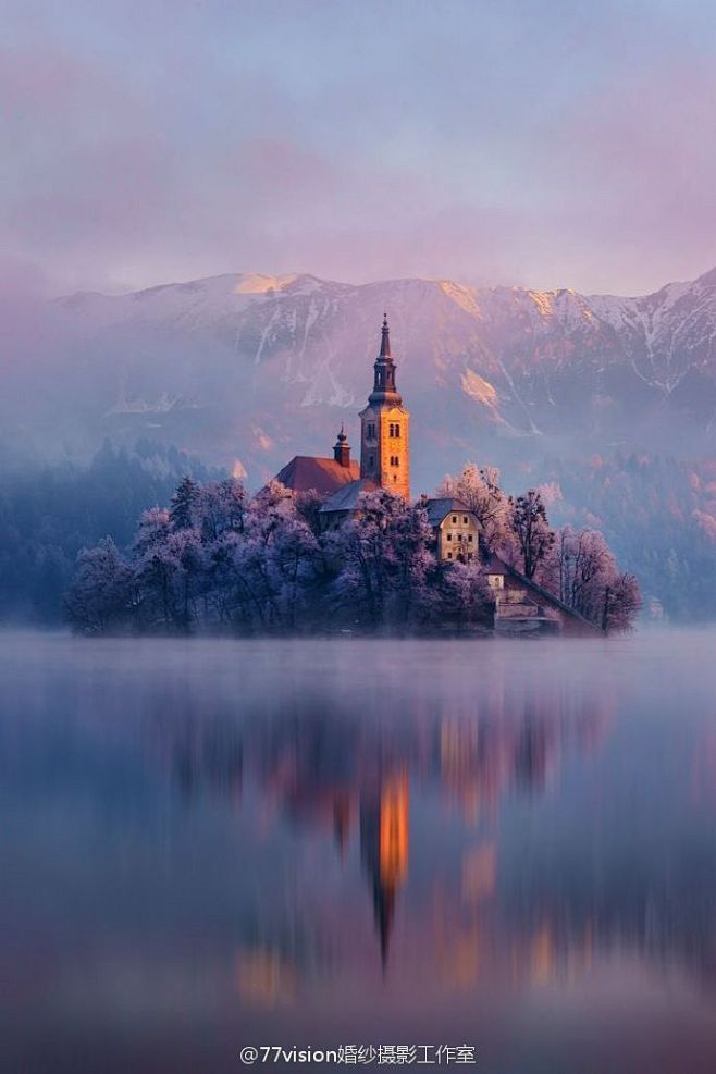 布莱德湖全世界最美的湖泊之一三头山顶部积雪的融水不断注入湖中故有