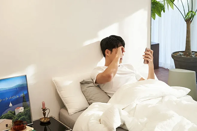 一个男人在看智能手机图片下载