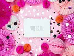 粉色派对装饰，五彩纸屑，上面的明信片模型。问候横幅，卡片模板，明亮的彩色背景剪贴画