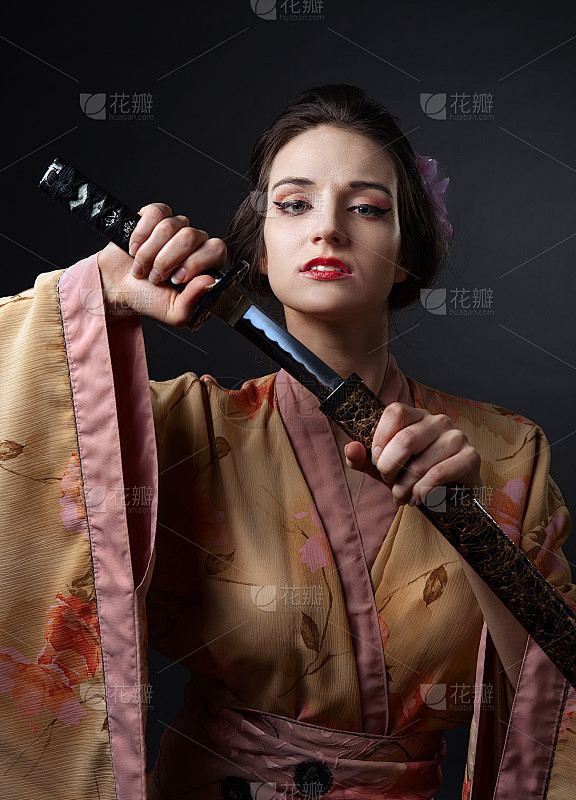 穿着日本传统和服和武士刀的美丽女子