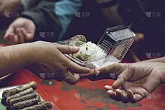 穷人的手从捐赠者的份额中获得食物。贫困概念
