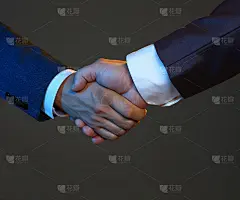 西装革履的男人在办公室里握手问好