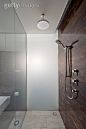 住宅内部,淋浴,室内,住宅房间,浴室_138157049_Modern shower with frosted glass_创意图片_Getty Images China