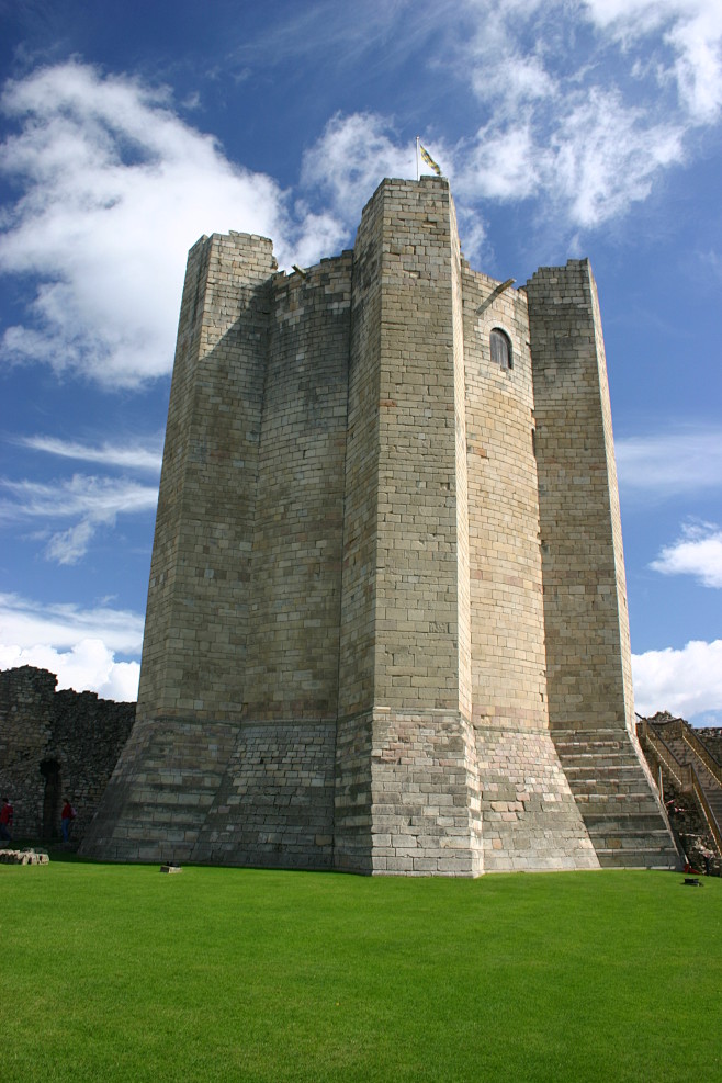 ConisbroughCastle2.j...