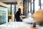 #DINZ餐厅#埂上设计 | 味匠咖啡厅。空间用简约的黑白色奠定经典干净的调性，细节上的黑色拉丝金属板制成了门窗，干净简洁的操作台采用白色石材，造出随意轻松的独享氛围。家具沿用了空间的黑白色彩，让食物成为空间的主角，这是一个在现代与温暖之间达到完美平衡的咖啡吧。官网O网页链接