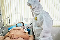 医生用防护套用听诊器检查症状女性
