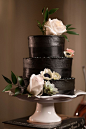 黑色主题的翻糖蛋糕，繁花点缀，引领别样时尚潮流！