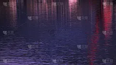 夜晚城市的灯光在水中的倒影。抽象的蓝红色背景。