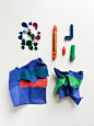 @PADMAG
5岁的 Calder 是一个安静的孩子，每天放学回来口袋里都装满了外出期间收集的珍贵物品——鲜花、纸张、树枝和羽毛。他的妈妈 Melissa Kaseman 帮忙整理并拍摄孩子的这些宝藏，这组作品被命名为 Preschool Pocket Treasures（学龄前口袋里的珍宝）