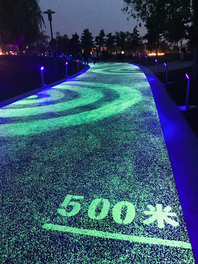 漫步莫子山的荧光跑道，很梦幻~_自驾游论...